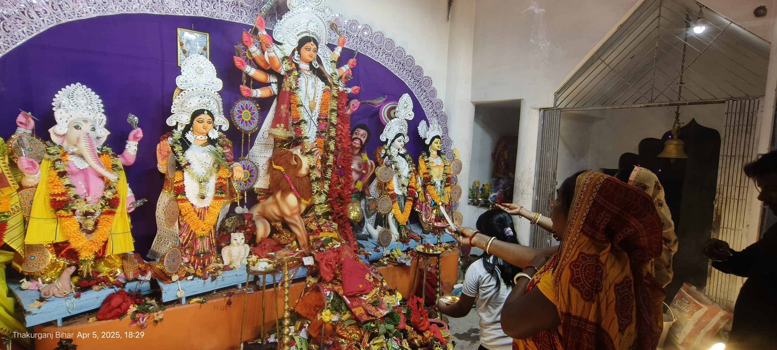 मल्लाह पट्टी दुर्गा मंदिर में की जा रही मां की पूजा