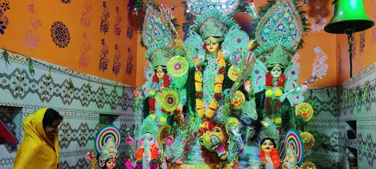 दुर्गा अष्टमी पर विभिन्न मंदिरों में श्रद्धालुओं ने की पूजा-अर्चना