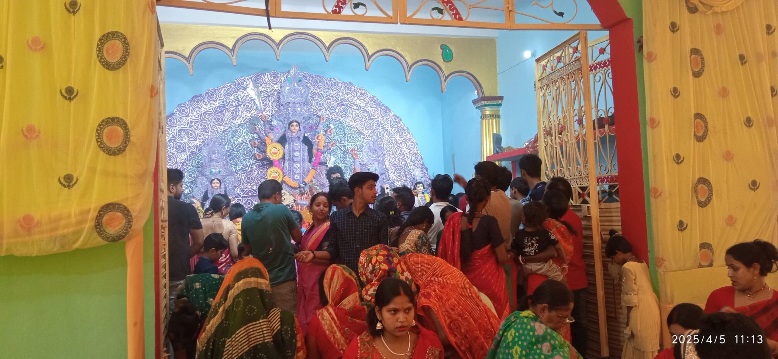 महाअष्टमी पर श्रद्धालुओं ने मां गौरी को दी पुष्पांजलि