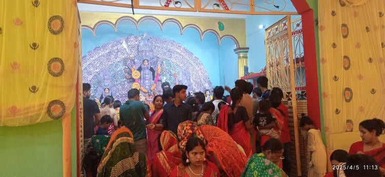 महाअष्टमी पर श्रद्धालुओं ने मां गौरी को दी पुष्पांजलि