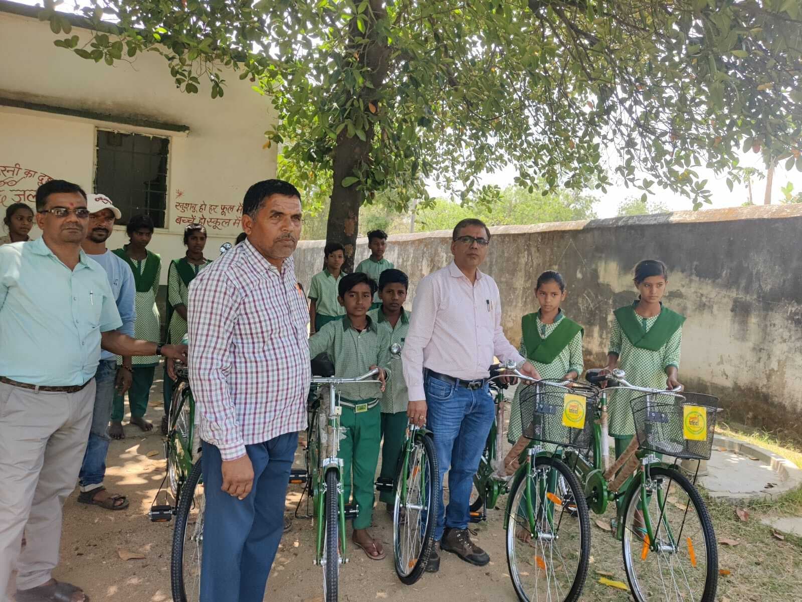 करौं में स्कूली छात्र-छात्राओं के बीच बंटी साइकिल