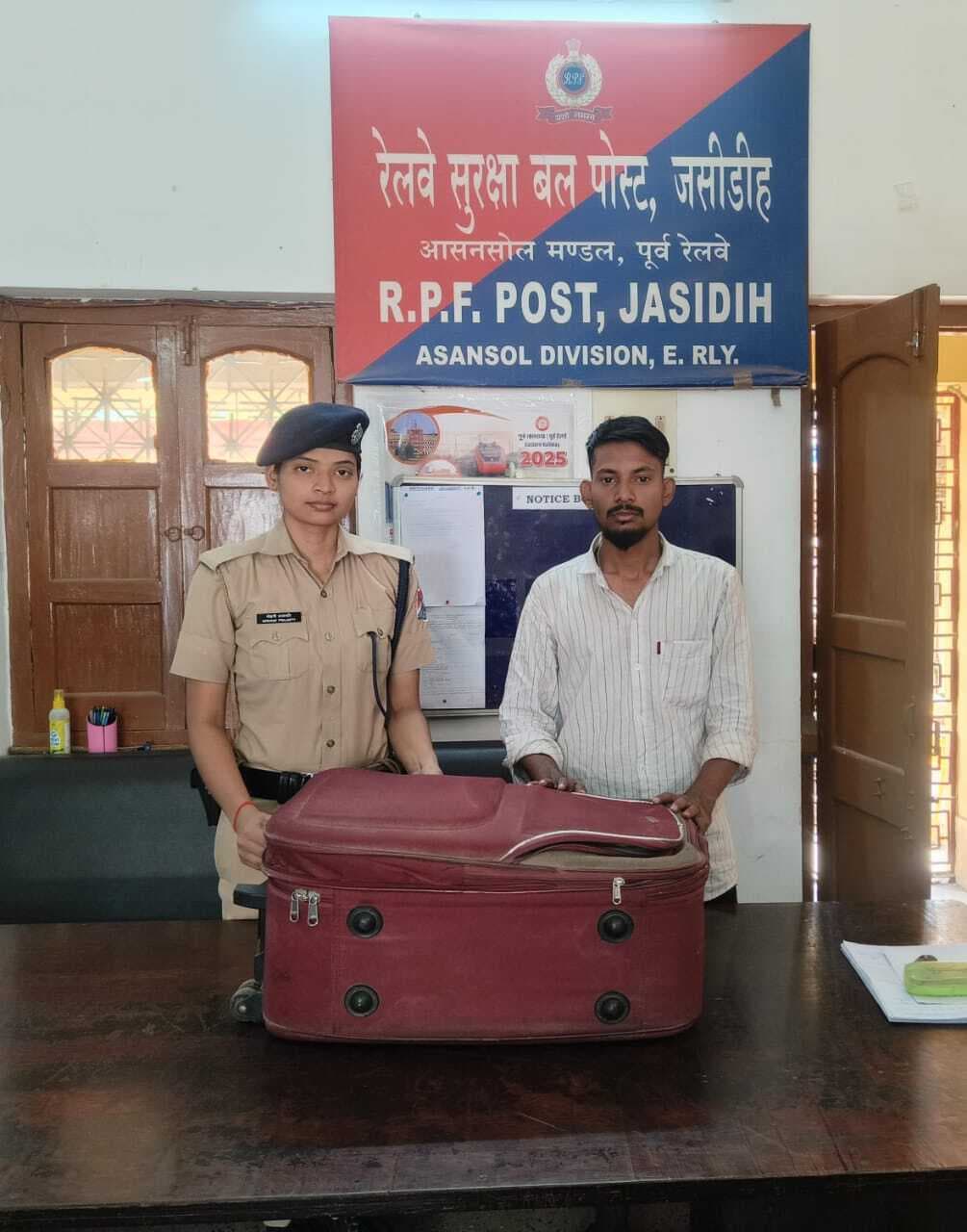 Deoghar news : किउल स्टेशन में उतरे यात्री का सामान ट्रेन में छूटा, आरपीएफ ने जसीडीह में बरामद कर लौटाया