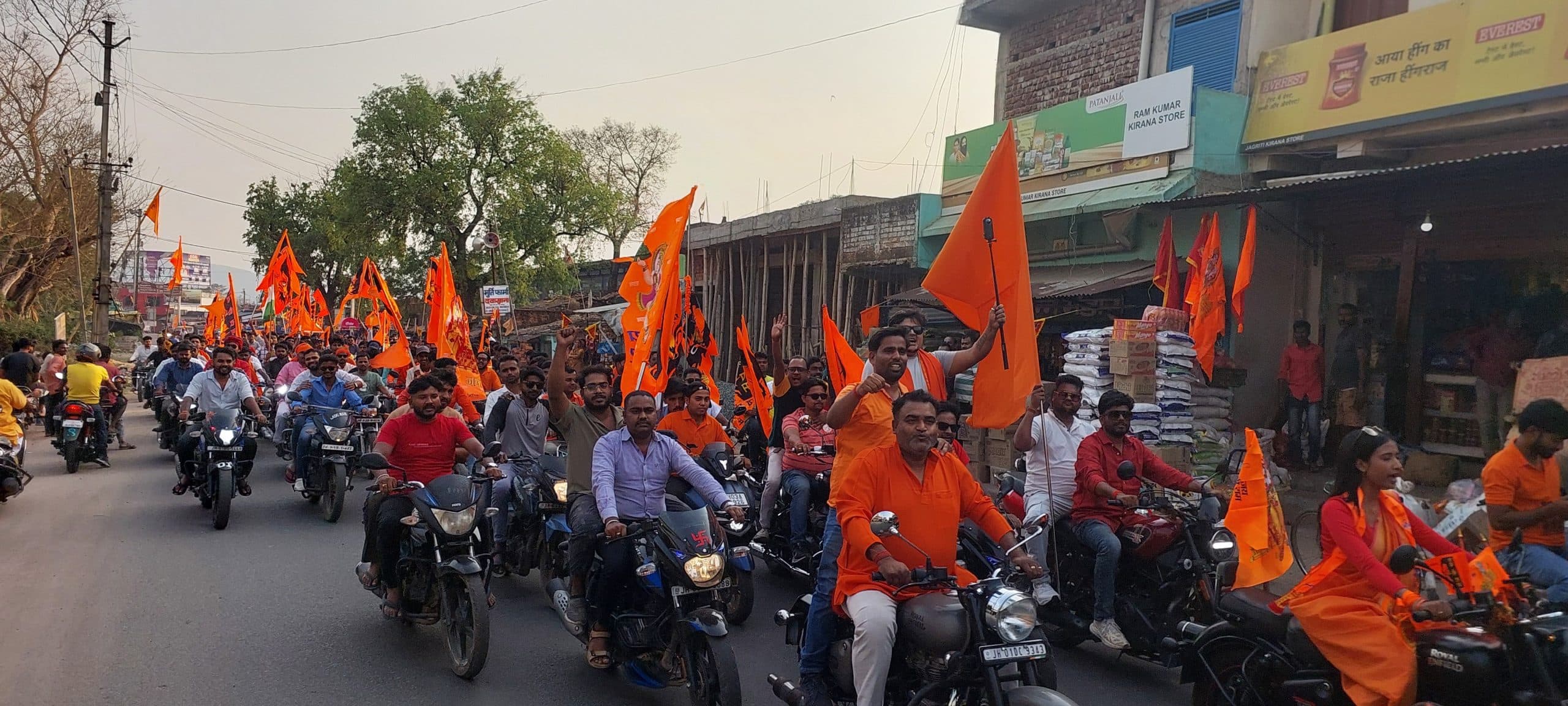 रामनवमी को लेकर निकली शोभायात्रा, लगे जयकारे