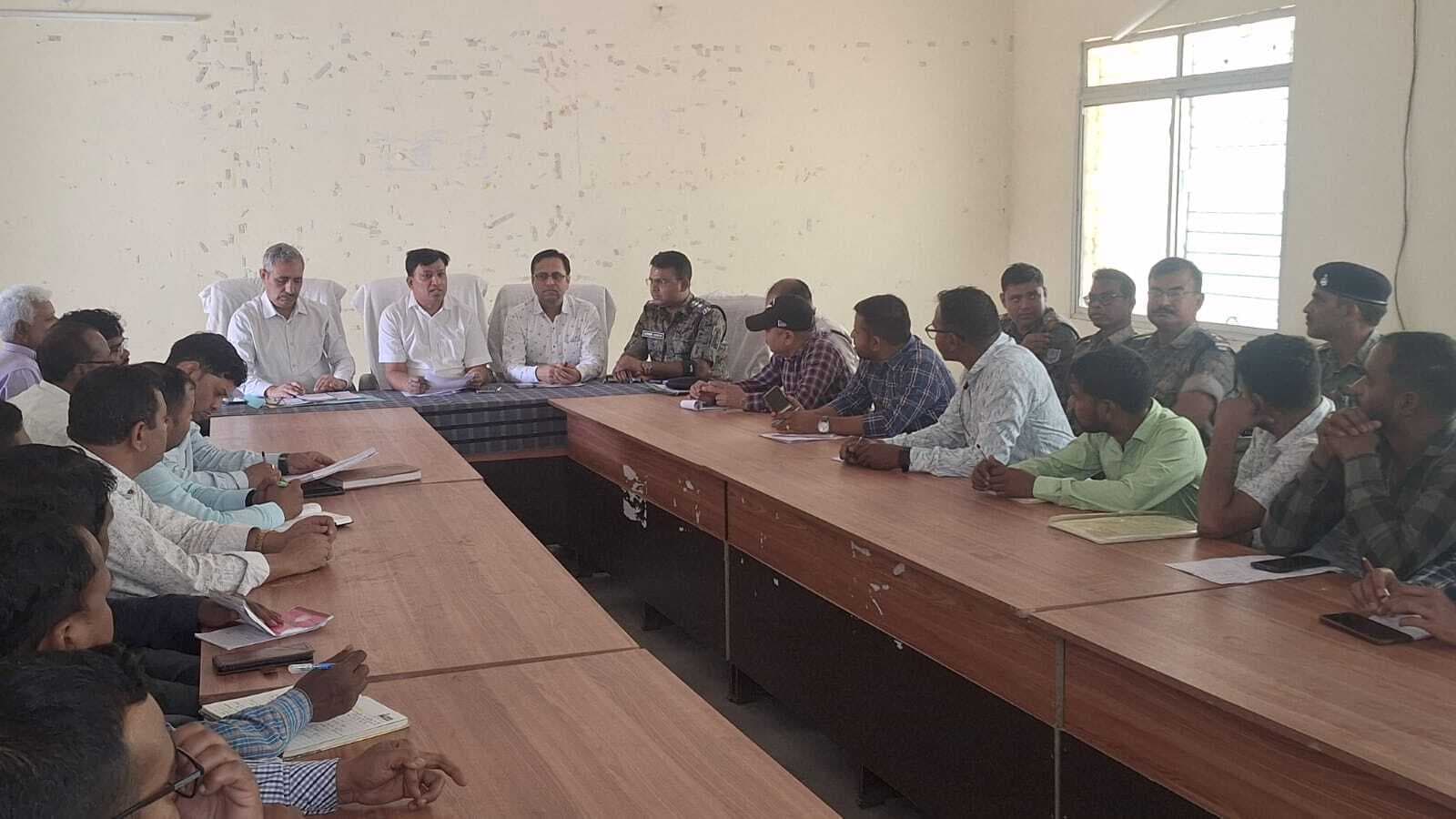 चंदवा में एडीएम ने की रामनवमी की तैयारी पर बैठक