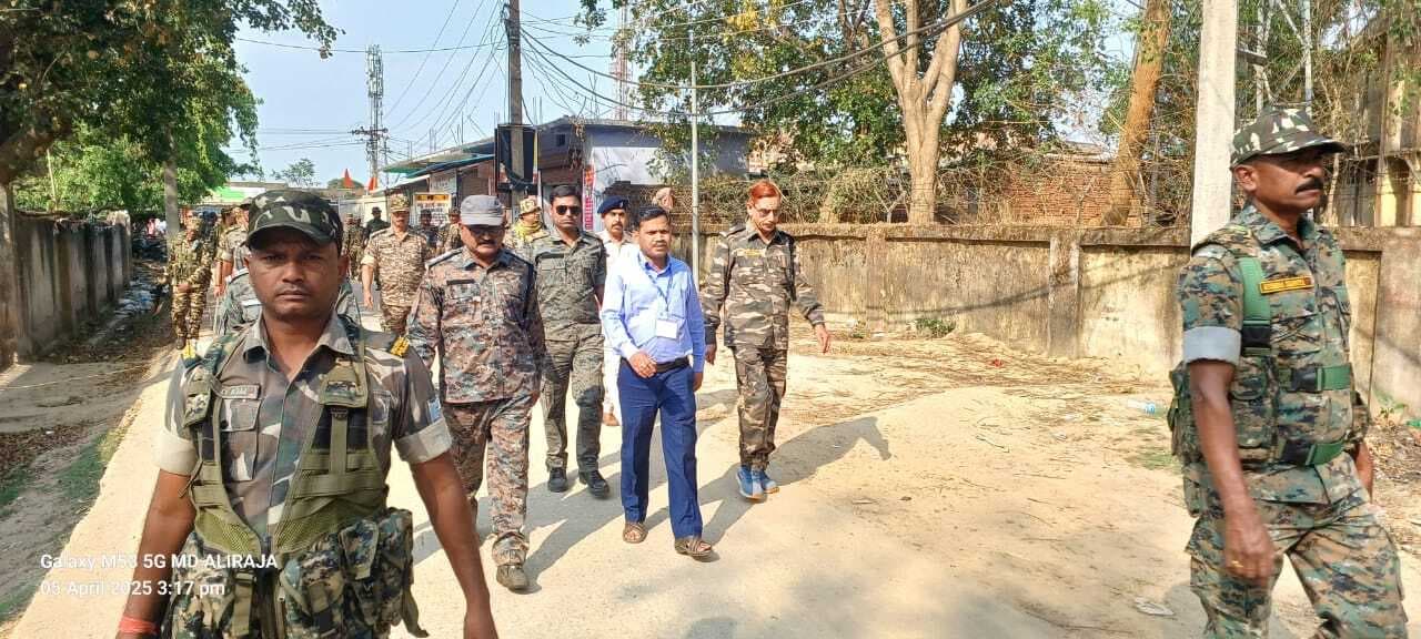 महुआडांड़ में पुलिस ने निकाला फ्लैग मार्च