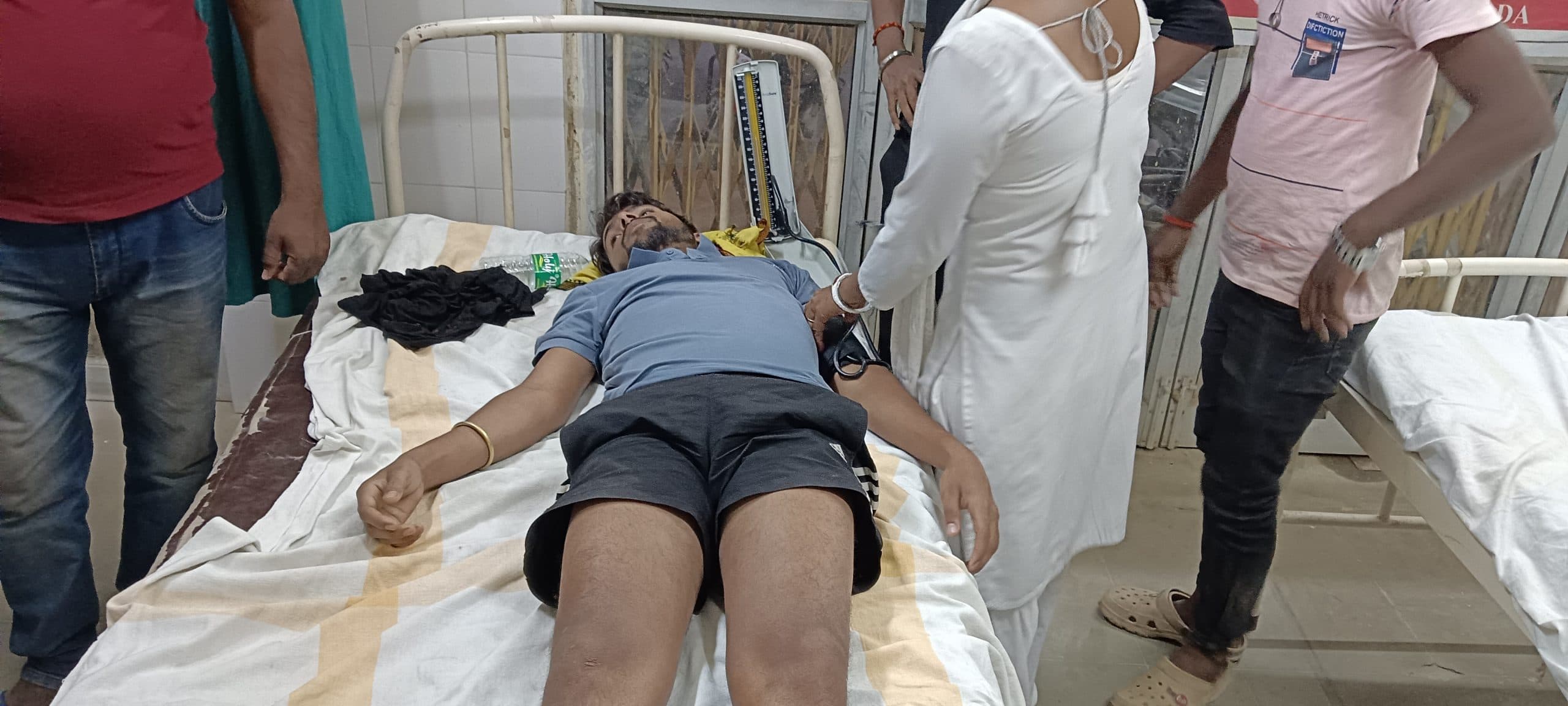 ककोलत में स्टंटबाजी करने से एक युवक घायल, रेफर