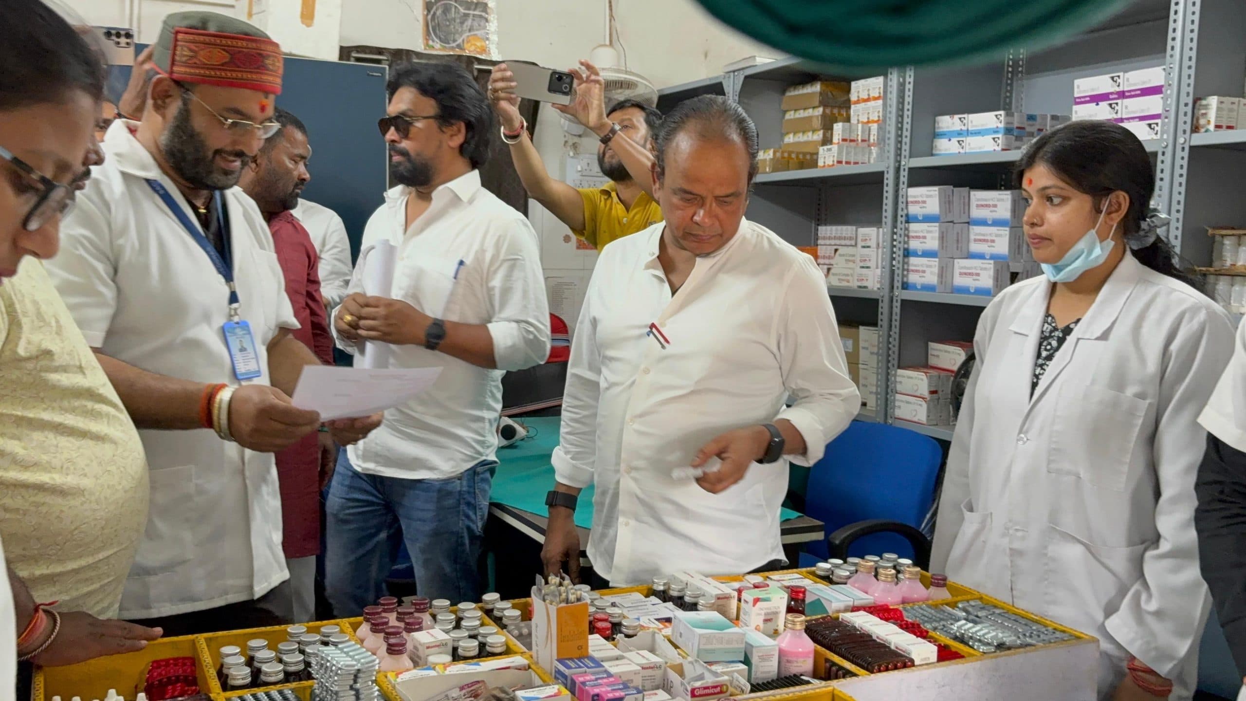 deoghar news : सदर अस्पताल की व्यवस्था देख संतुष्ट हुूए मंत्री, कहा : काम करने वालों को देंगे सम्मान, लापरवाह होंगे बाहर