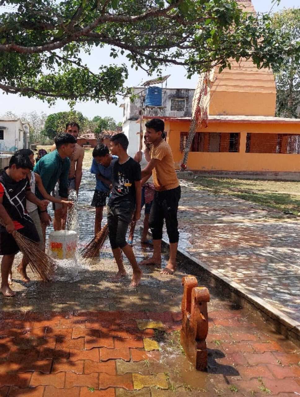 करौं के बजरंगबली मंदिरों में करायी गयी साफ-सफाई