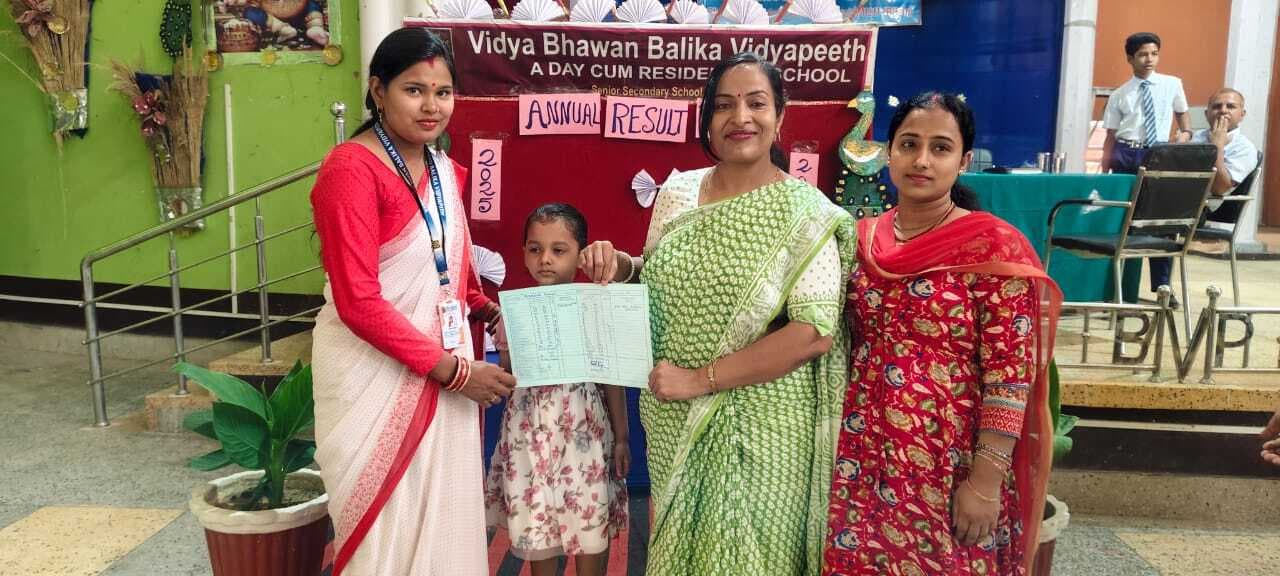 बालिका विद्यापीठ में सर्वश्रेष्ठ प्रदर्शन करने वाले विद्यार्थियों को किया गया सम्मानित