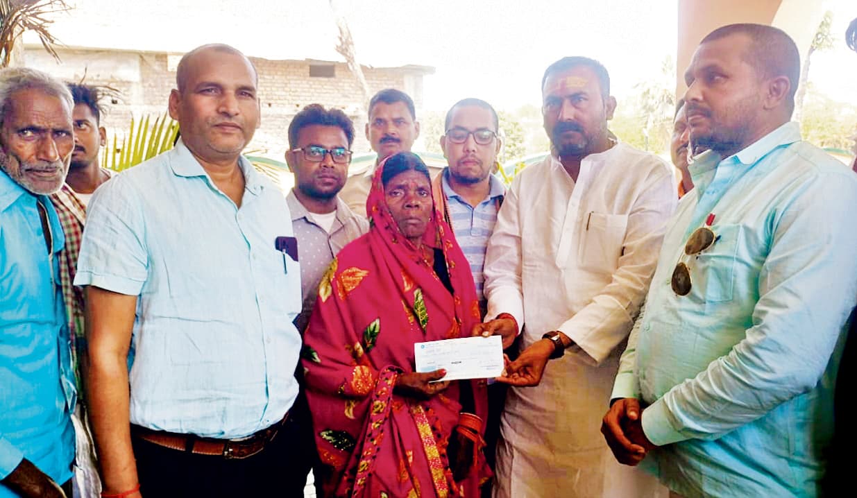 Chhapra News : वज्रपात और डूबने से हुई मौत पर परिजनों को मिला चार-चार लाख का मुआवजा