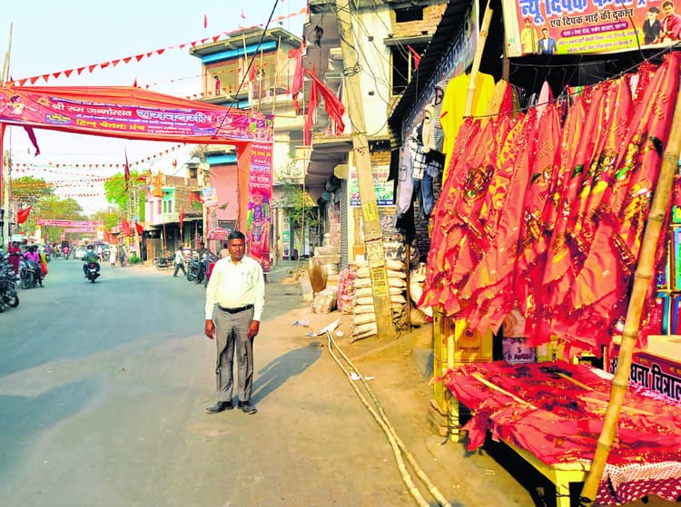 Chhapra News : रामनवमी शोभायात्रा के आयोजन के लिए मकेर बाजार सजधज कर तैयार