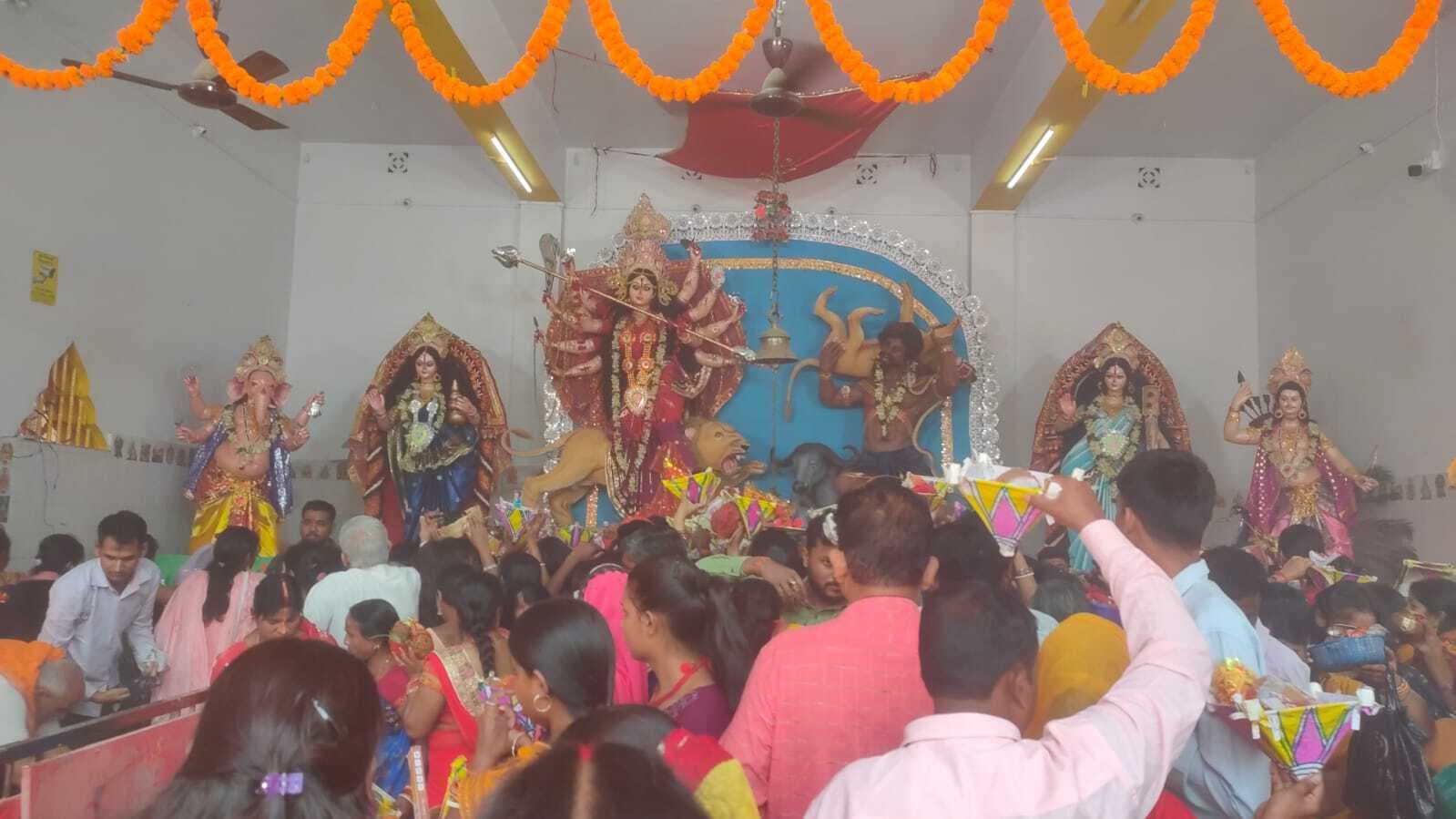 पट खुलते ही मां के दर्शन को उमड़ी भीड़