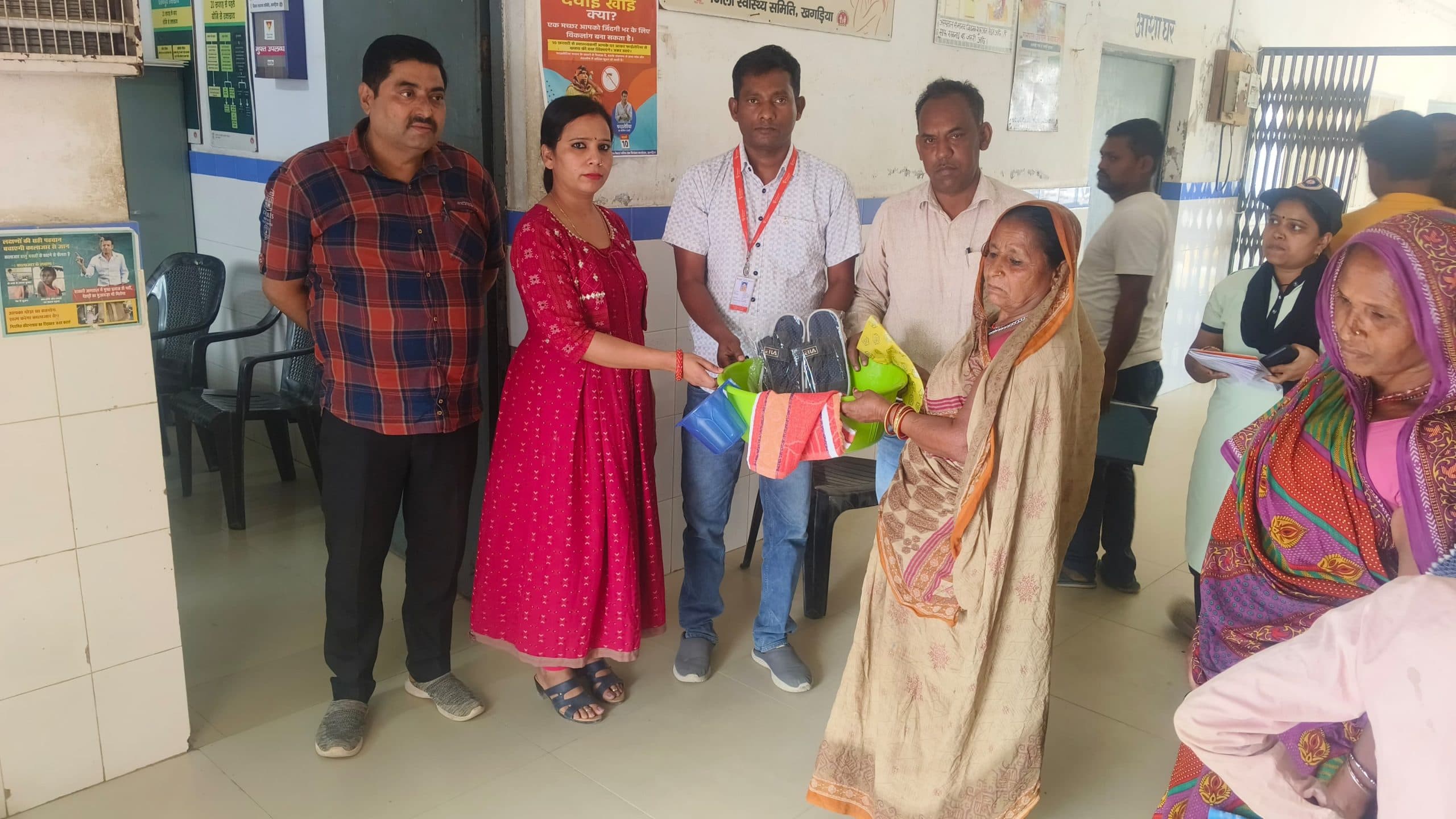 फाइलेरिया उन्मूलन को लेकर मरीजों के बीच किट वितरित
