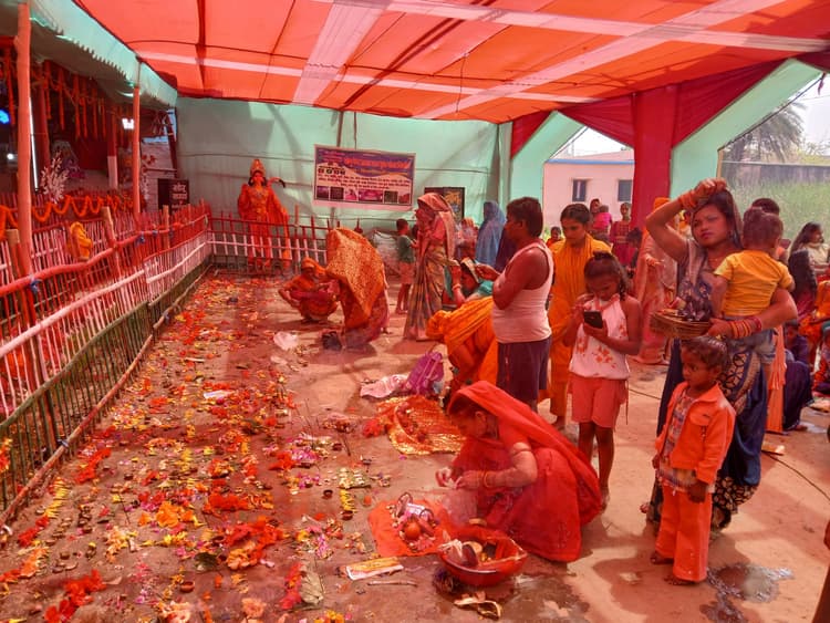 Madhubani News : खोईंछा भरने महिला भक्तों की उमड़ी भीड़