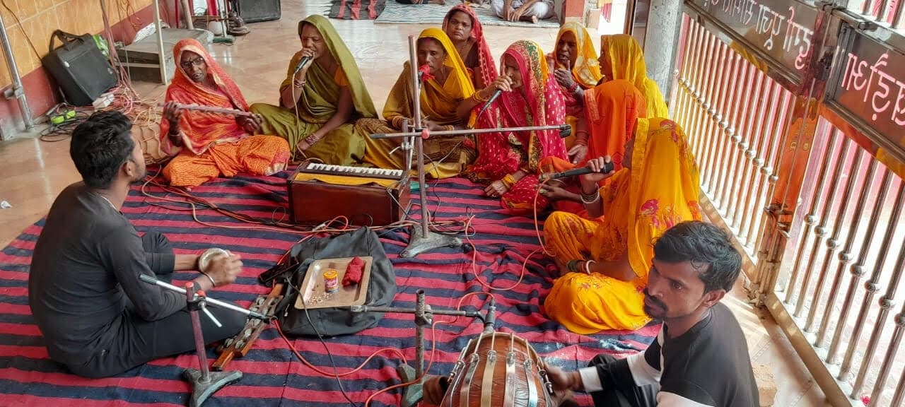 Madhubani News : खड़ौआ दुर्गा मंदिर पर हो रहे नवाह संकीर्तन महायज्ञ से गांव का माहौल भक्तिमय