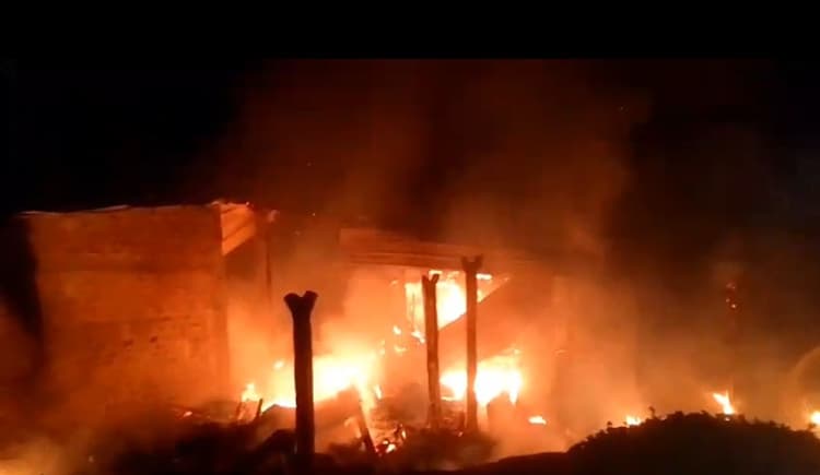 Sitamarhi news: सिलेंडर विस्फोट से घर में लगी भीषण आग, दो लाख की संपत्ति खाक