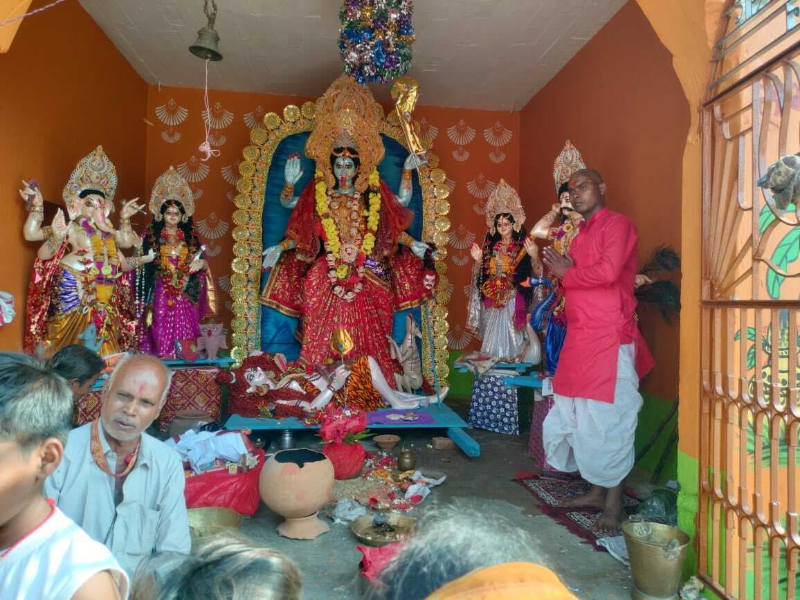 प्रतिमा स्थापना के पहले निकाली गयी कलशयात्रा