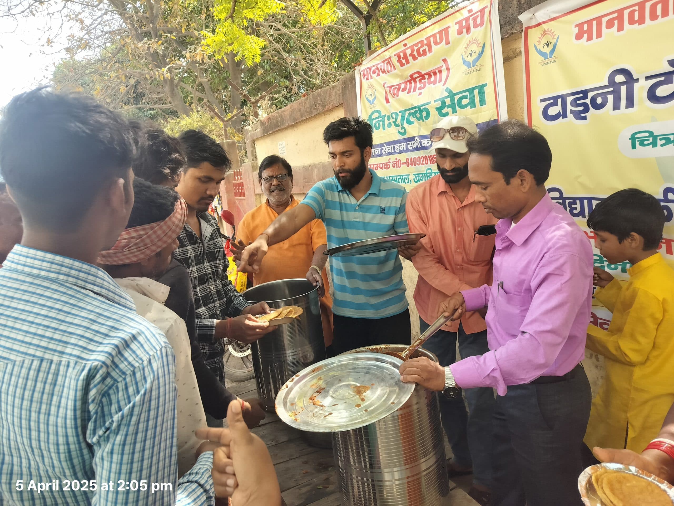 सदर अस्पताल के मुख्य द्वार पर भोजन किया वितरित