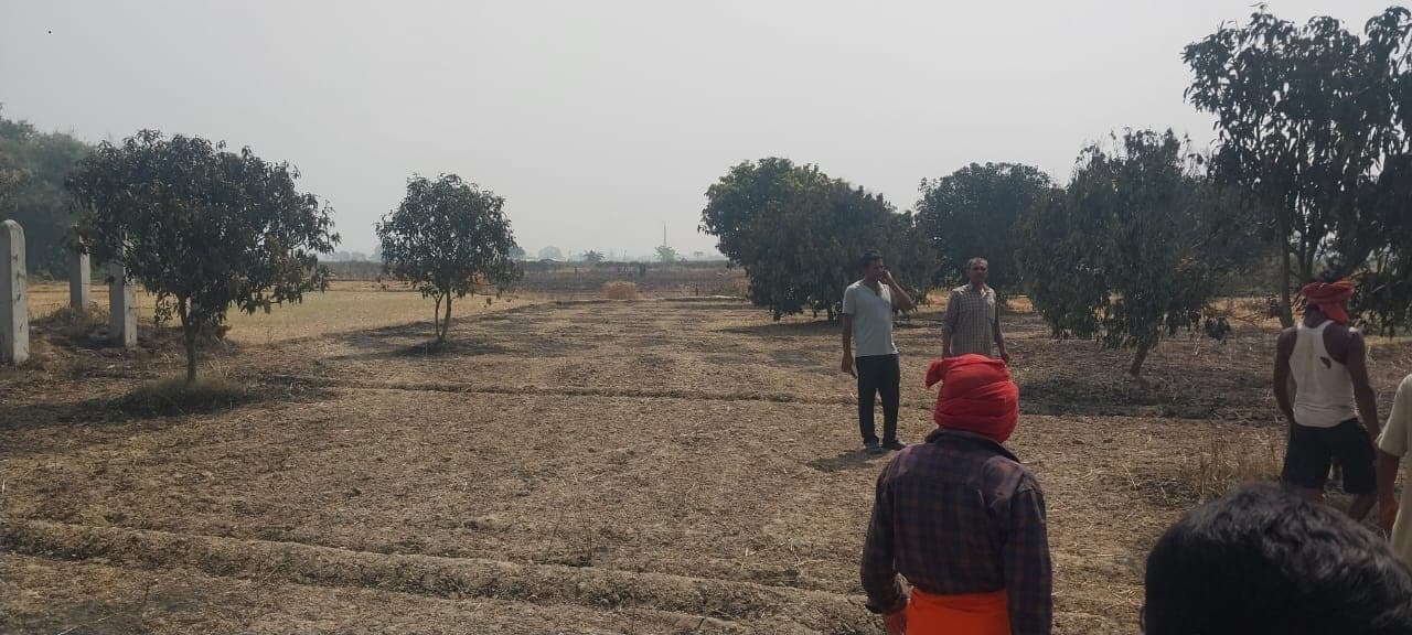 आग लगने से कई एकड़ में लगी गेहूं की फसल जलकर राख