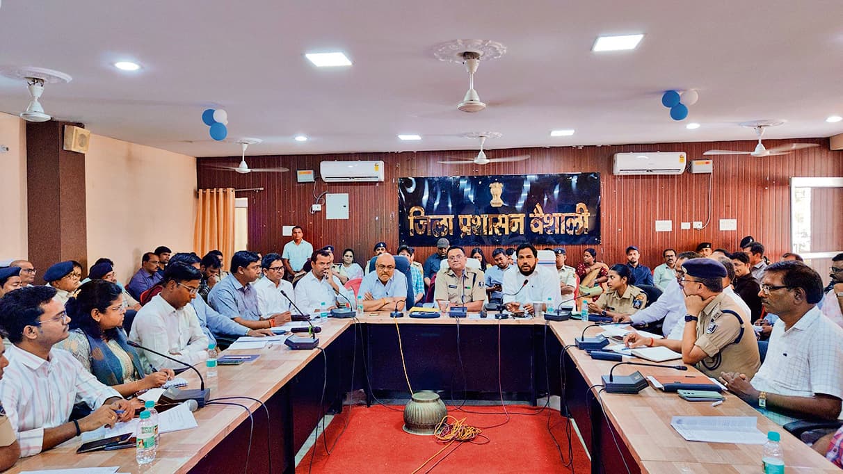 hajipur news. रामनवमी को लेकर प्रशासन अलर्ट, डीएम-एसपी ने किया फ्लैग मार्च