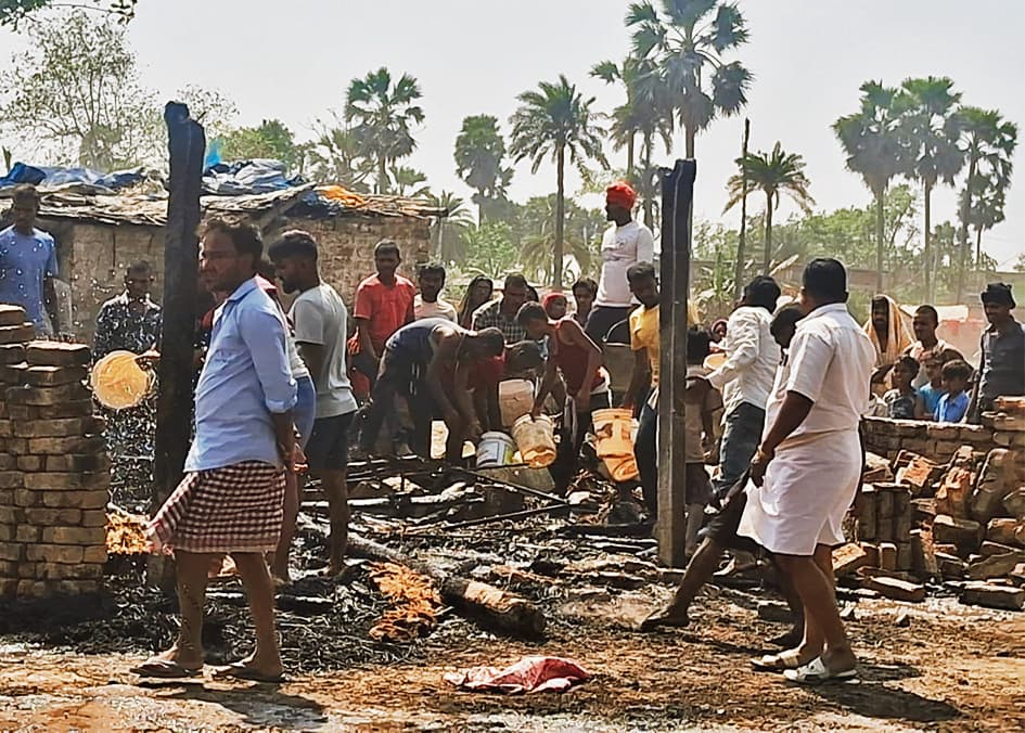 hajipur news. जंदाहा में चूल्हे की चिंगारी से दो घर जले, लाखों रुपये की संपत्ति खाक