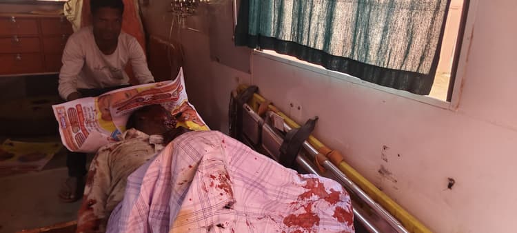 दो बाइकों में आमने-सामने की टक्कर, अधेड़ गंभीर रूप से घायल