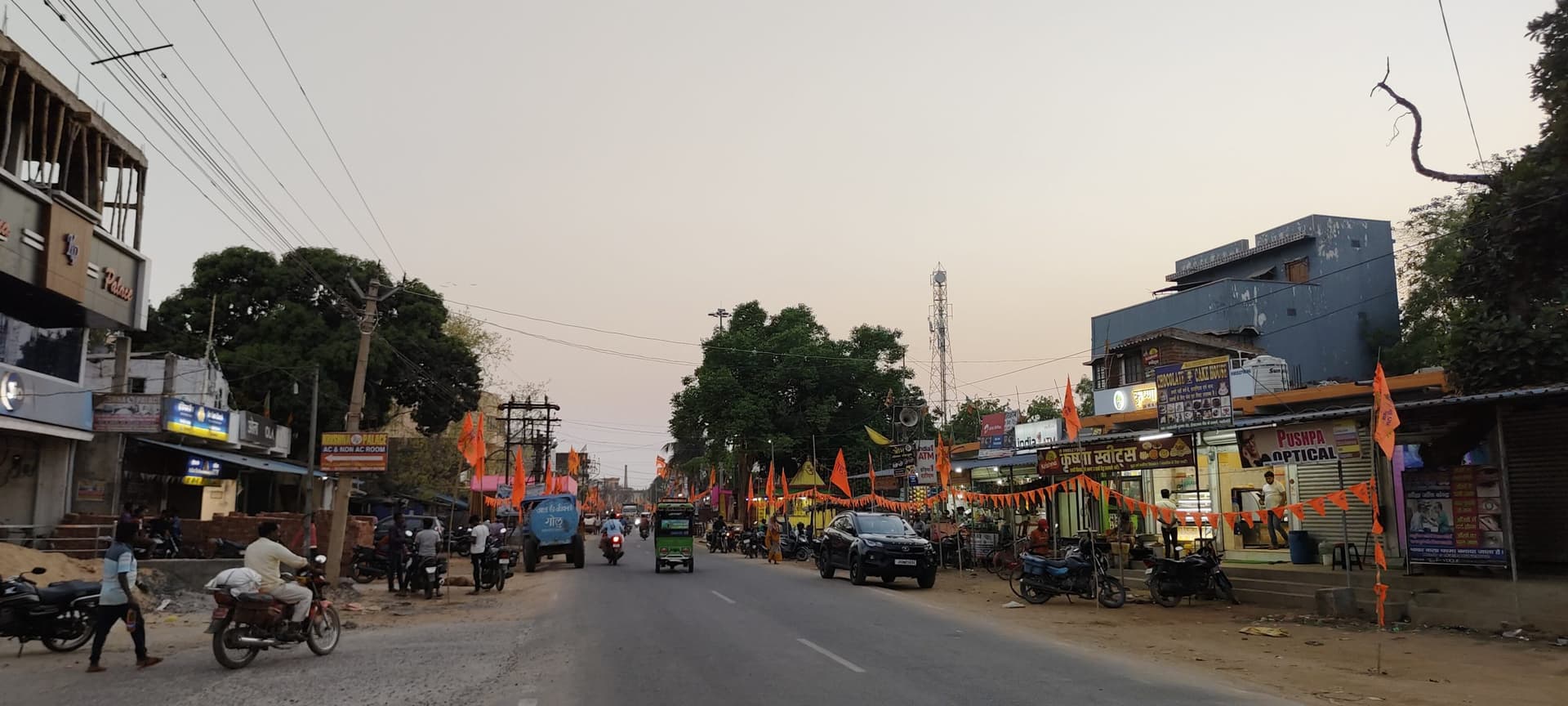 बजरंगी पताका से पटा पालोजोरी बाजार