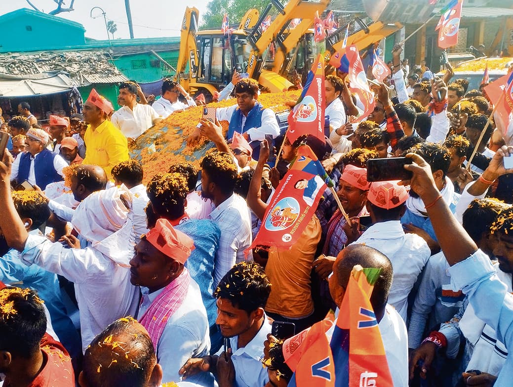 hajipur news. पूर्व मंत्री मुकेश सहनी पर जंदाहा में जेसीबी से बरसाया गया फूल