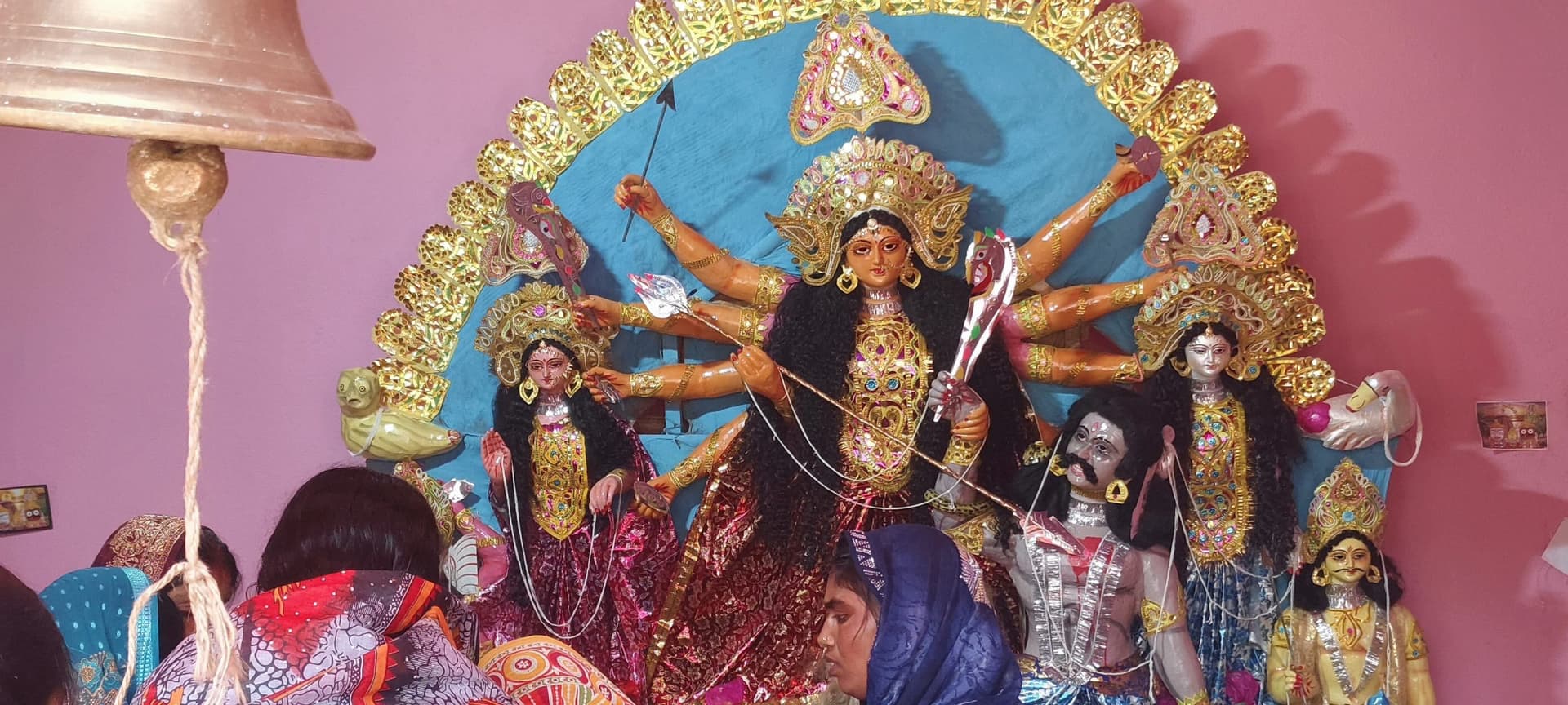 दुर्गा अष्टमी पर मंदिरों में उमड़ी श्रद्धालुओं की भीड़