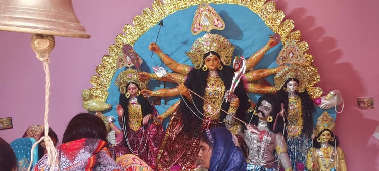 दुर्गा अष्टमी पर मंदिरों में उमड़ी श्रद्धालुओं की भीड़