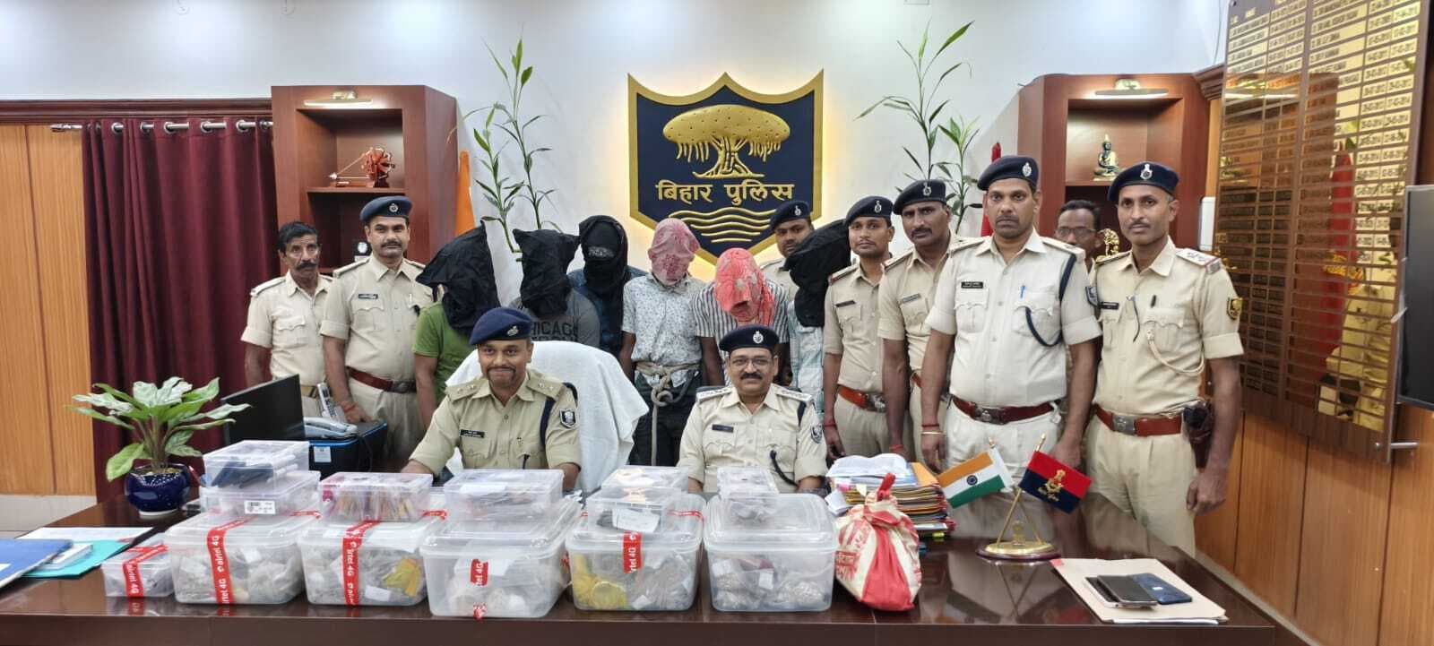 सर्राफा व्यवसाई के घर से चोरी हुई 77 किलो चांदी, 900 ग्राम सोना पुलिस ने बरामद कर सात आरोपितों को किया गिरफ्तार