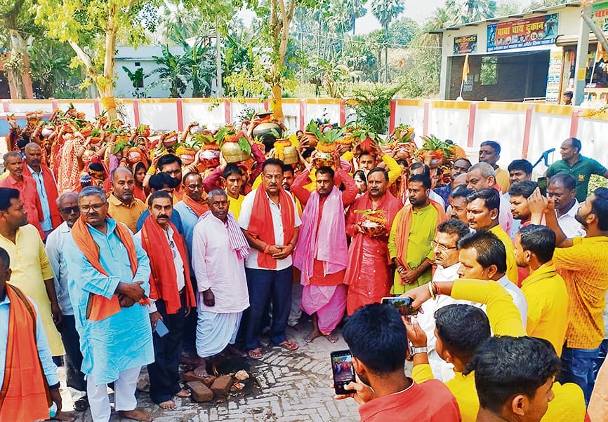 hajipur news. रामनवमी पर आयोजित अष्टयाम यज्ञ के लिए निकाली गयी कलशयात्रा