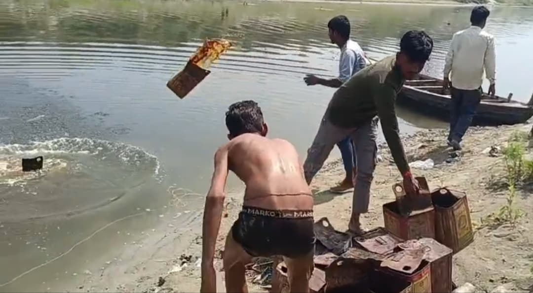 Crime news from Samastipur:आग बुझाने के दौरान मिले शराब बनाने के उपकरण