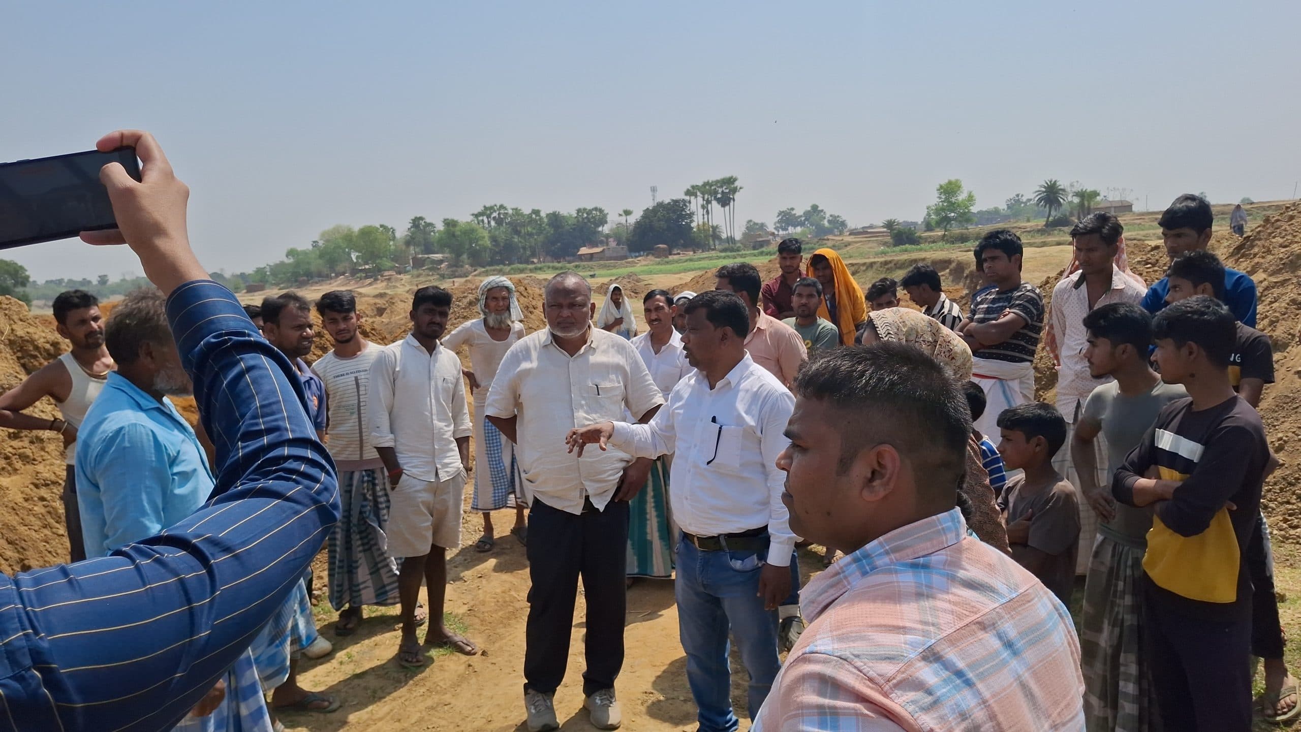 Bhagalpur news गेरुआ नदी में अवैध बालू खनन को लेकर गठित जांच टीम ने किया निरीक्षण