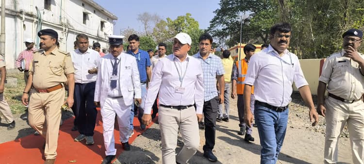 Giridih News : आसनसोल डीआरएम ने किया गिरिडीह रेलवे स्टेशन का निरीक्षण