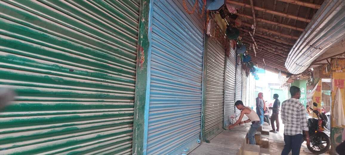 Bhagalpur news सेल टैक्स के छापे के डर से बंद रहे दुकानों के शटर