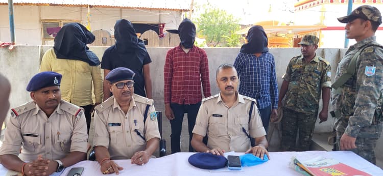 Dhanbad News : मोटरसाइकिल चोर गिरोह का भंडाफोड़, चोरी की पांच बाइक के साथ चार युवक गिरफ्तार