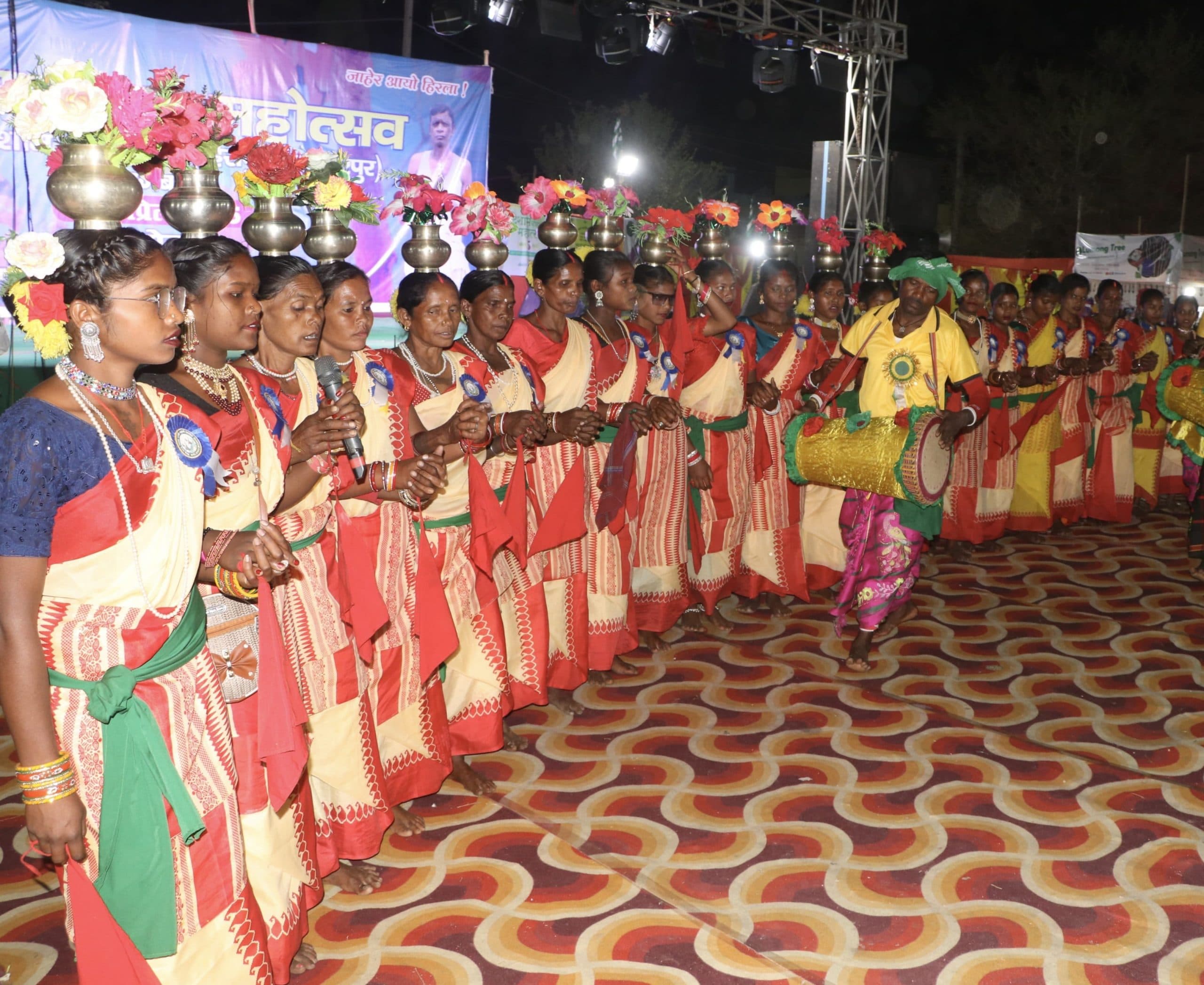 Dhanbad News: दामोदरपुर में धूमधाम से मना दिशोम बाहा पर्व, मांदर की थाप पर थिरके लोग