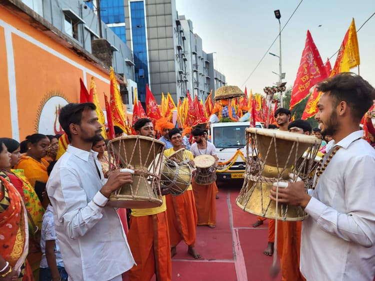 Dhanbad News : बनारस के दशाश्वमेध घाट की तर्ज पर गोविंदपुर में हुई गंगा आरती