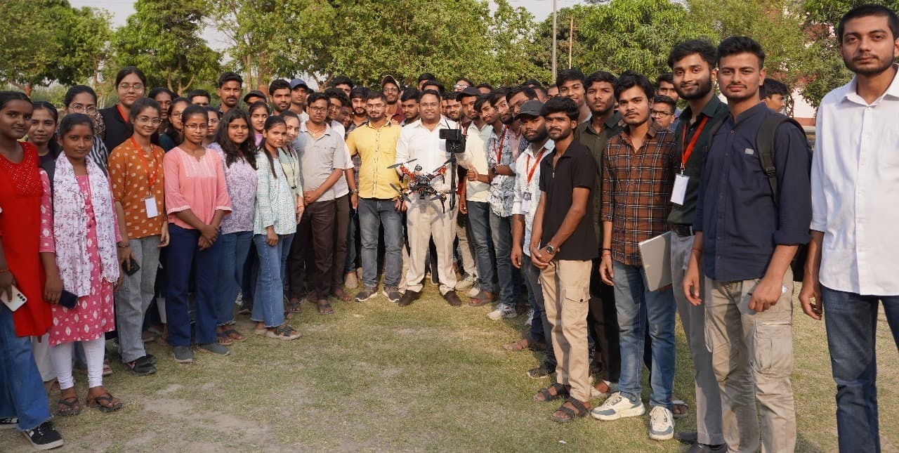 Saran News : छपरा इंजीनियरिंग कॉलेज की छात्र-छात्राएं ड्रोन टेक्नोलॉजी से हुए रूबरू