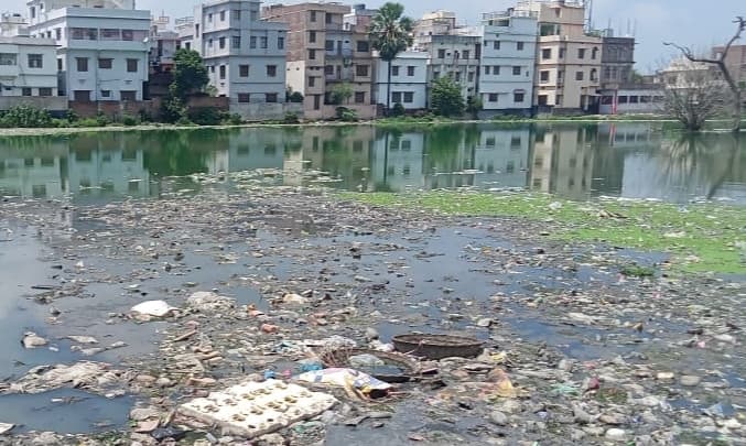 Saran News : शहर में नाला निर्माण की धीमी गति से मुहल्ले के लोग परेशान