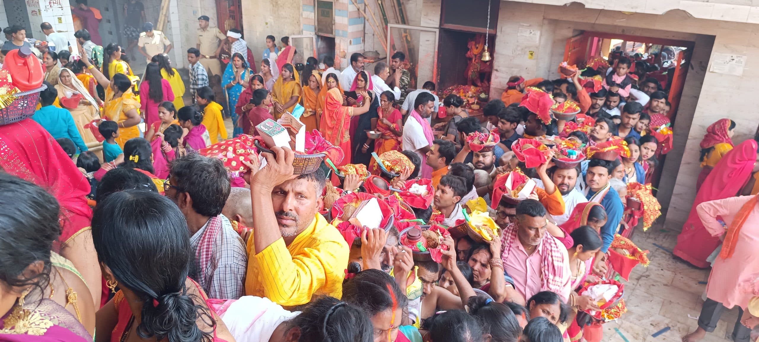 Saran News : रामनवमी पर मां अंबिका भवानी मंदिर में उमड़ा श्रद्धालुओं का सैलाब