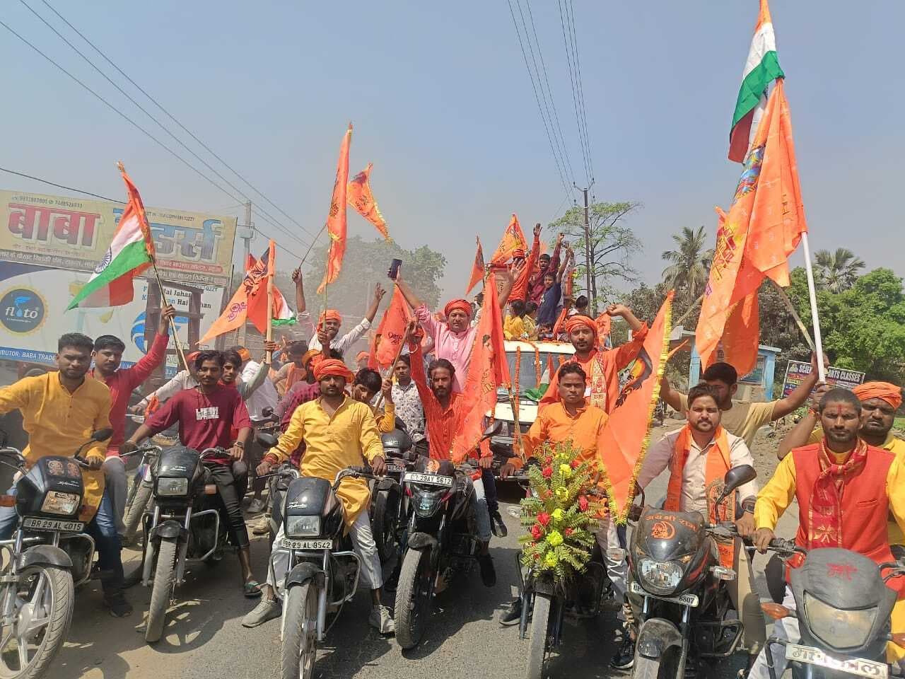 हथुआ में ढोल-नगाड़े व श्रीराम व सीता की झांकी के साथ निकाली गयी भव्य शोभायात्रा