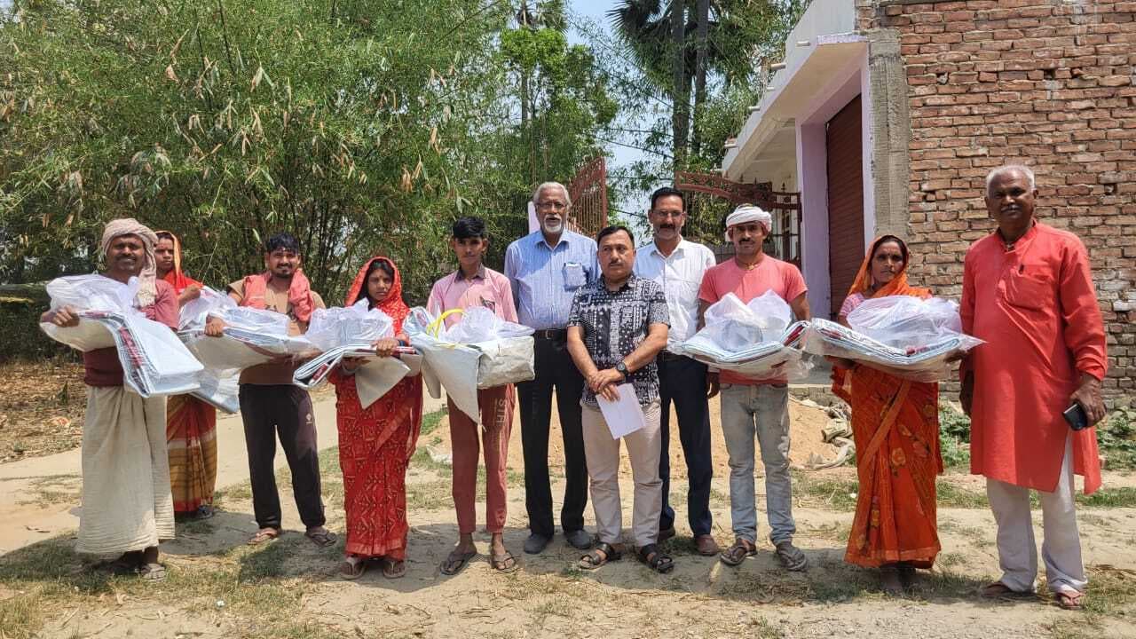 hajipur news. रेडक्रॉस ने अग्निपीड़ितों के बीच बांटी राहत सामग्री