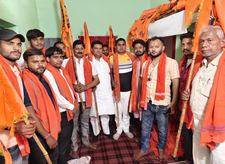 गुरुआ में आज निकलेगी शोभायात्रा, तैयारी में जुटे कार्यकर्ता