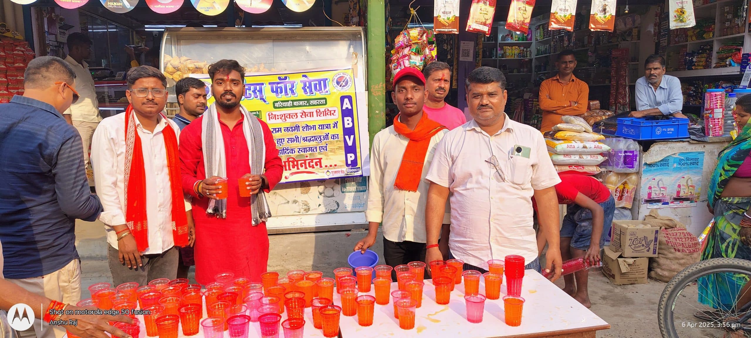 अभाविप कार्यकर्ताओं ने रामनवमी के अवसर पर श्रद्धालुओं को पिलाया शरबत