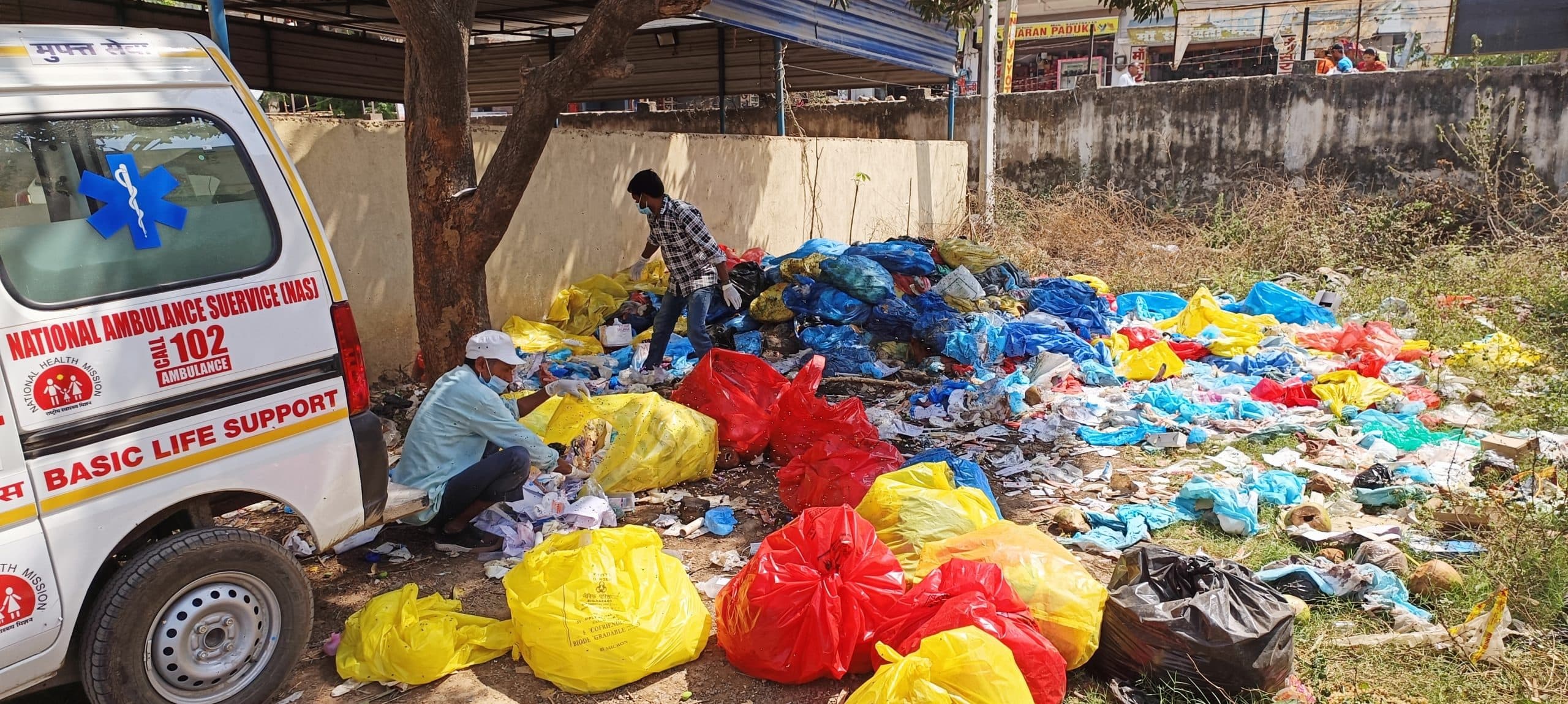 जान जोखिम में डाल बायो वेस्ट में ढूंढ़ रहे कचरा