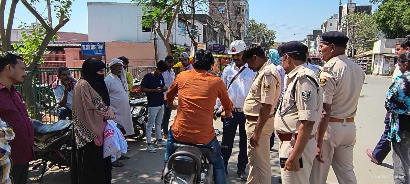 यातायात नियमों के उल्लंघन पर पुलिस ने 10 लाख से अधिक का जुर्माना वसूला