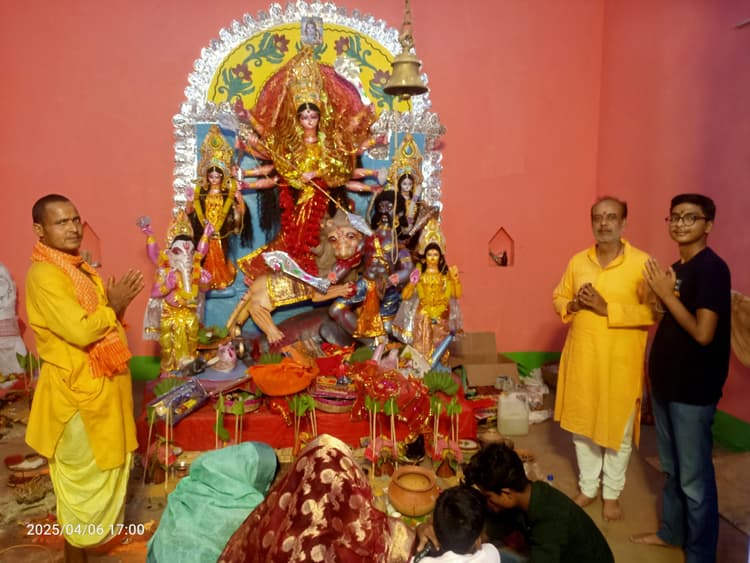 चैती दुर्गा पूजा पर मंदिर पहुंचकर श्रद्धालुओं ने की पूजा