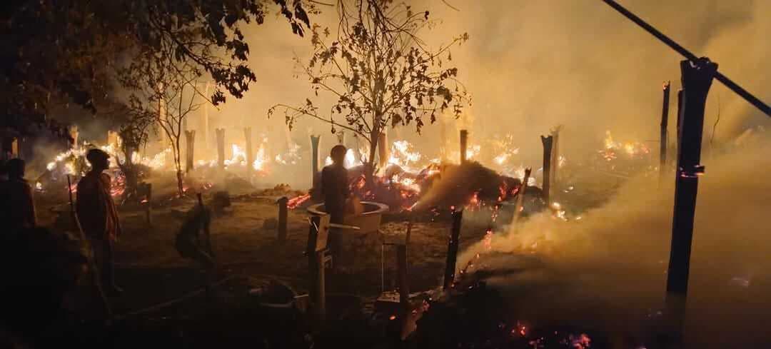 गंगा पार कुतलुपुर गांव में लगी आग, पांच घर जले